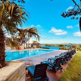 Seasonova Camping Les 7 iles، فندق في Trélévern