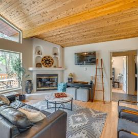 Stylish, Serene Angel Fire Cabin w/ Hot Tub! – hotel w mieście Angel Fire