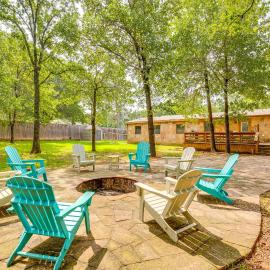Deck & Fire Pit: Unique Pottsboro Haven, hotel a Pottsboro