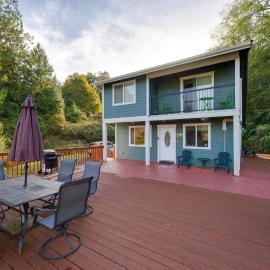 Herron Island Cabin w/ Deck: Walk to Beach!，Lakebay的飯店