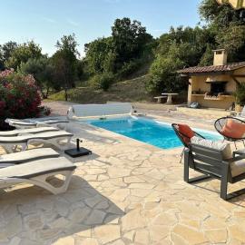 L'oustal des cigales, villa avec piscine privée，Lédignan的飯店
