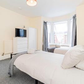 Shirley House 5, Guest House, Self Catering, Self Check in with smart locks, use of Fully Equipped Kitchen, close to City Centre, Ideal for Longer Stays and Fawley contractors, hotel in Southampton