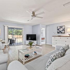 Charming and delightful getaway! Walk to Beach
