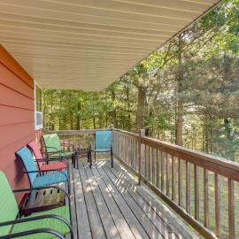 Eagle River Apartment w/ Private Dock & Fire Pit!, hotell i Saint Germain
