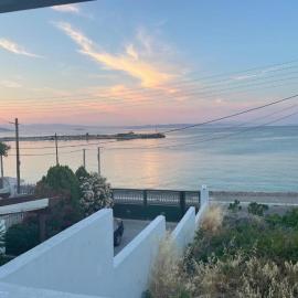 Sapphire View - ONLY 4 meters away from the sea, hotel in Megalochori