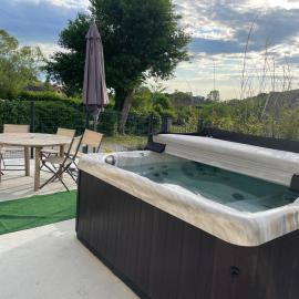 Gîte des 5 cépages avec jacuzzi 3 étoiles, hotel in LʼÉtoile