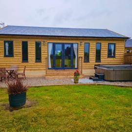 Edgmond Lodges - 1 & 2 Bed Luxury Log Cabins with Private Hot Tubs Derbyshire, hotel in Hilton