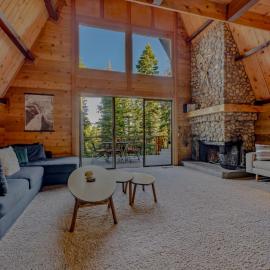 3BR with Sauna & Lake Views, 2 miles to Beach