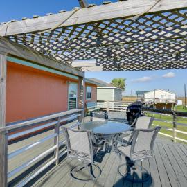 Walk to Shore & Restaurants: Surfside Beach Home!