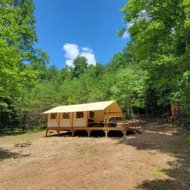 Charming enclave Luxury tent in the woods Tent 3 Bambi's playground, hotel in Lenoir
