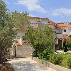 Apartments by the sea Tkon, Pasman - 21943, hotel en Tkon