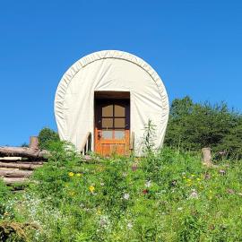Covered Wagons Hill Camp - WAGON 3, hotel in Lenoir
