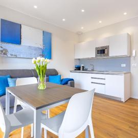 C8 Apartments, viešbutis Astyje