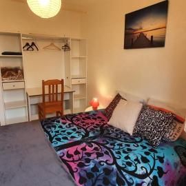 Chambre privée et cuisine chez l'habitant