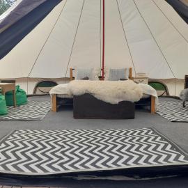 Glamping na samotě u lesa, hotel in Bechyně