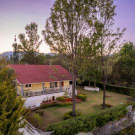 StayVista at Casa Pinnacle - Pet Friendly Home with Lawn, hotel in Coonoor