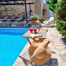 Aphrodite's Pool Retreat, hotel u gradu Skarinou