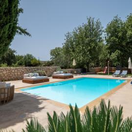 Villa Ellie - heated pool, playground, garden & BBQ!, hotel a Vederoi