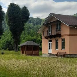 Будинок в пейзажній місцевості