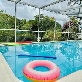 4BR Villa Poolside escape Lush garden views โรงแรมในซันไรส์