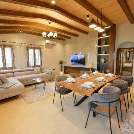 White Pearl Villa, hotel di Shirokë