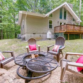 Cabin w/ Deck & Screened-In Porch in New Market!, hotel in New Market