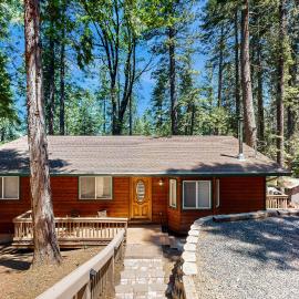 Fire Pit, Near Lake: 'Evergreen Escape' in Arnold, hotel en Arnold