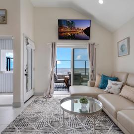 The Shining Sea Cottage, Beachfront 1BD, Private Oceanfront Patio and Firepit
