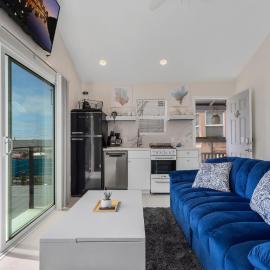The Strand Beachfront Retreat - 2BD Ocean View Condo, Sleeps 6, Hotel in Oceanside