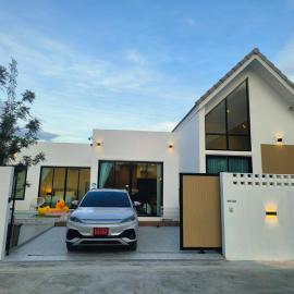 Holiday Pool Villa Bangsean Chonburi - 3 Bedrooms Villas up to 12 people, hotel in Ban Muang (1)