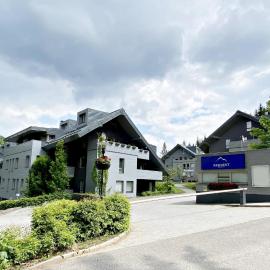 Apartmán Resident A001 - BEZBARIÉROVÝ Apartmán ideální pro rodiny s dětmi, v těsné blízkosti Anenského údolí, bobové dráhy, Ski areálů, Ski školy, FREE PARKING, FREE WIFI, výhled do zahrady s posezením na terase, dětské hřiště v areálu