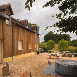 La Maison du Perche avec Jacuzzi, hotel en Saint-Martin-des-Pézérits