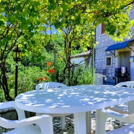 Casa rustica con terrazza e barbecue, hotel di Sessano Del Molise