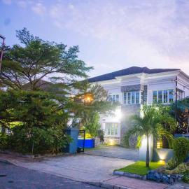LEKKI SECRET MANSION 'n' SWIMMING POOl, viešbutis mieste Aja