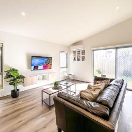 Modern Berwick Home with Fast WiFi Garage, hotel in Berwick