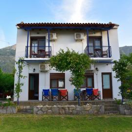 Mirsini Apartments, hotel a Kariotes