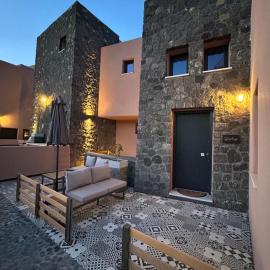 Golden Moments Luxury Stone Villas C, hotel en Mesaria