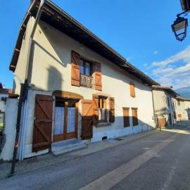 Maison de village au pied de la montagne