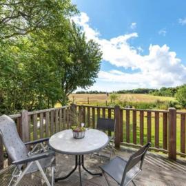 Föhr you! Wohnung 1 - Ruhige Wohnung mit Balkon & Meerblick، فندق في Borgsum