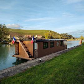 House Boat avec SPA naviguant en Champagne, hotel in Mareuil-sur-Ay