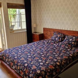 Blå rummet - Rum i familjärt boende - Sängkläder, handdukar & egen toa, Hotel in Färjestaden