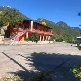 Hotel Xhej, viešbutis mieste Rubik