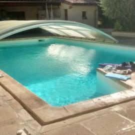 logement indépandant avec piscine, cuisine extérieure, 1 chambre avec salle de bain et wc