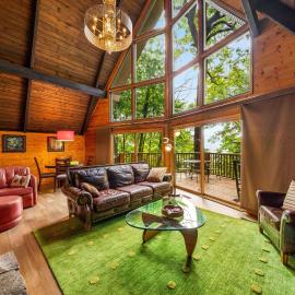 Honey Bear - Unique Boutique Chalet in Gatlinburg with Mt Leconte view
