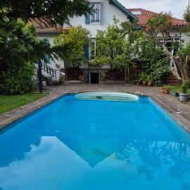 Apartment 55 m2, sunny garden & pool in Villa 1905, hótel í Hendaye