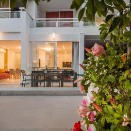 Ponderosa next to the pool apartments with big terraces close to the beach and Siam Park, מלון בפלאייה פניאבה