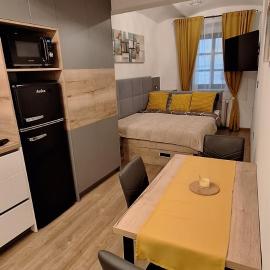 Studio apartment Under the castle, hotel in Škofja Loka