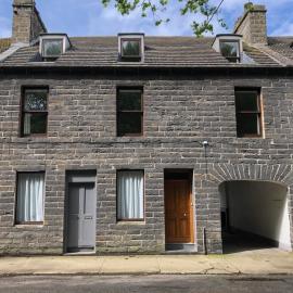 Spacious 4BR Town-House - Sleeps 8 - Parking & Pets - Coast Serviced Apartments - Enquire for Trade & Long Stays