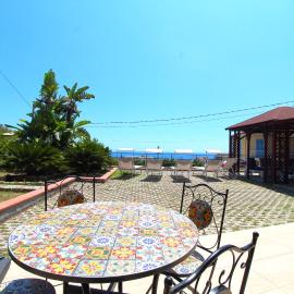 La Pace, il Sole, il Mare - Sanremo Casa Indipendente vista mare, posto auto privato, ampio spazio esterno attrezzato, a pochi minuti dalle spiagge, ξενοδοχείο στο Σαν Ρέμο