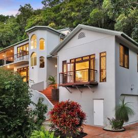 The Ferns Villa Serene Retreat with Ocean Views, hotel in Clifton Beach
